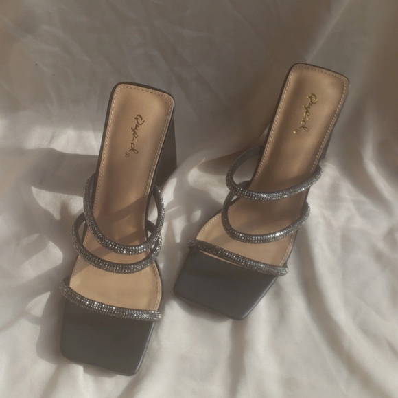 🚨FEW PAIRS LEFT// Black strappy block heel - Picture 6 of 9